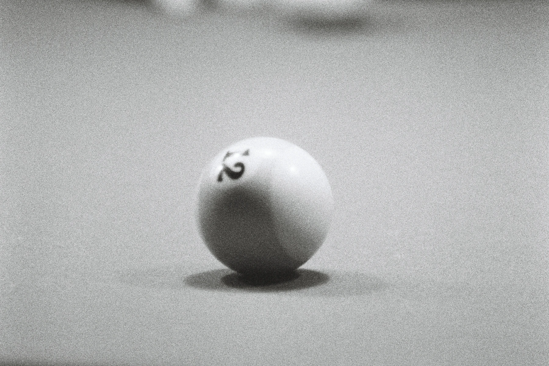 Einzelne Billardkugel wirft einen Schatten auf einen monochromen Tisch