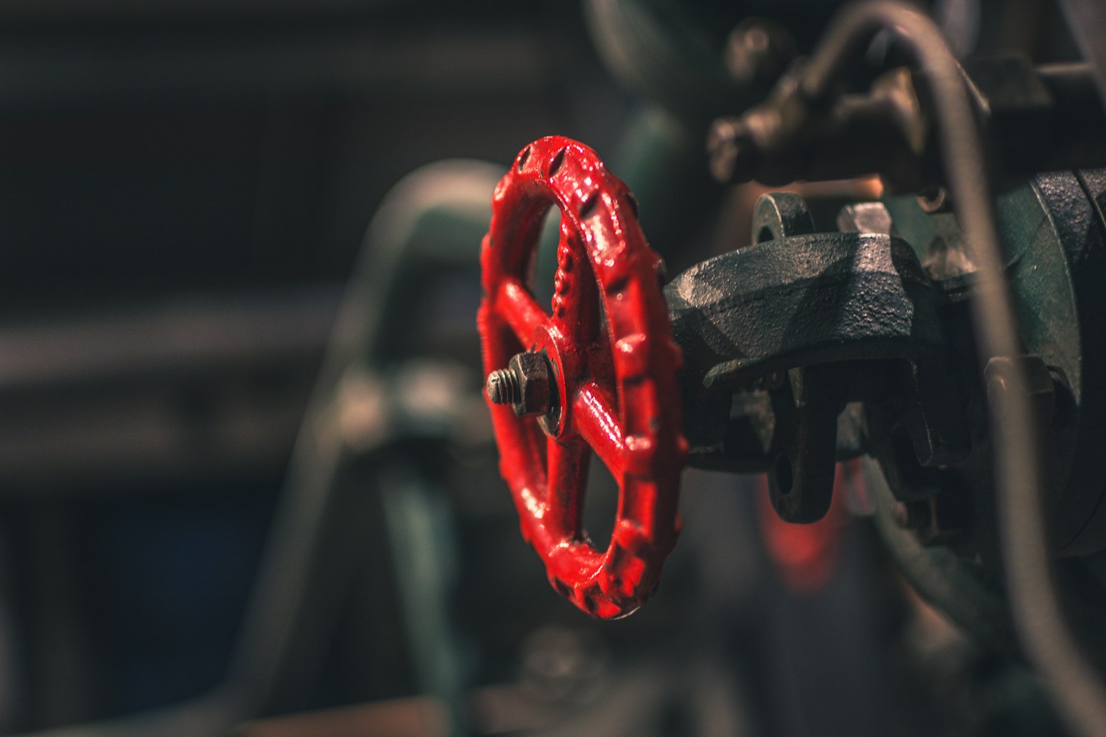 Rotes Industrieventil als Metapher für gedrosselten Informationsfluss